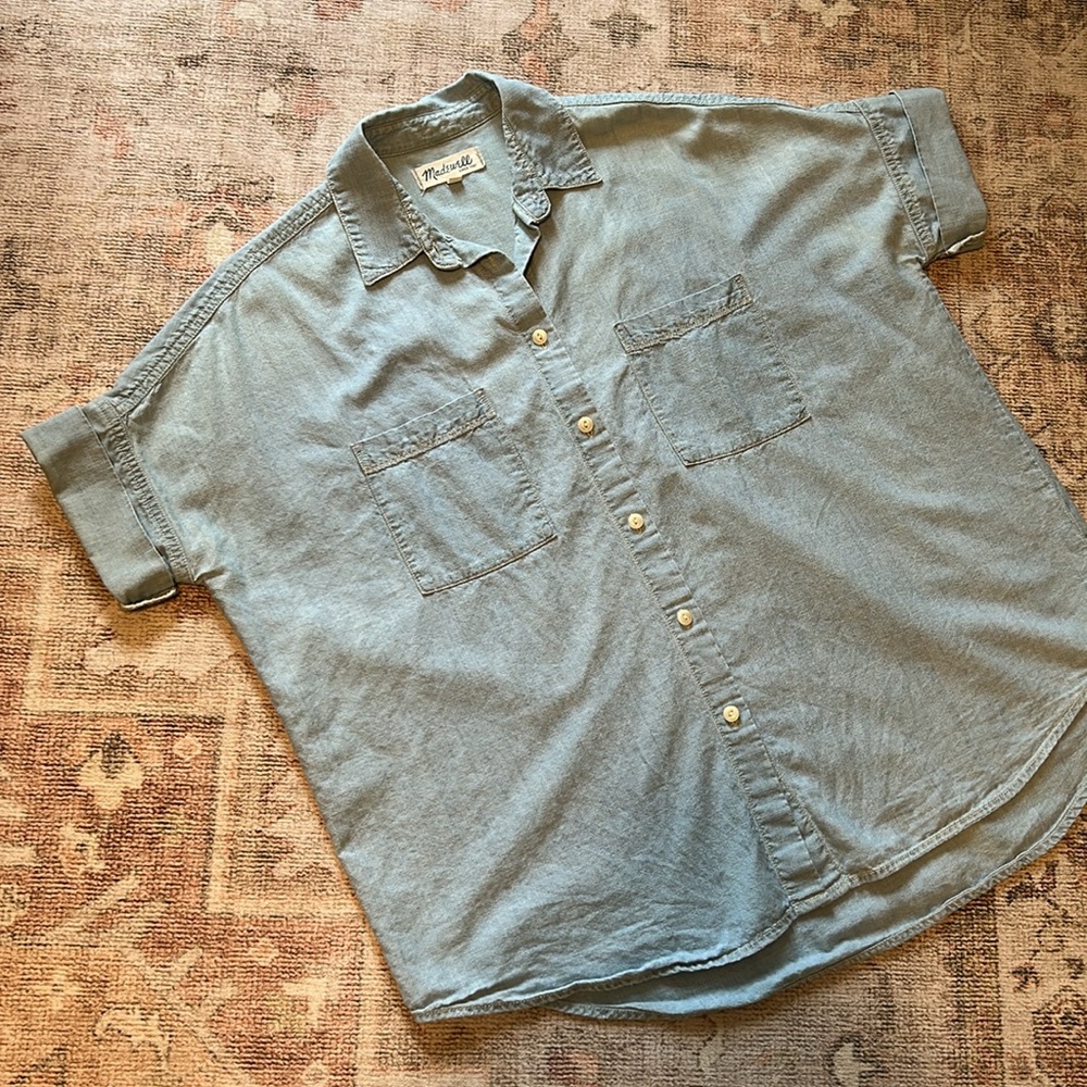 Madewell women’s boxy chambray light blue short sleeve button up shirt